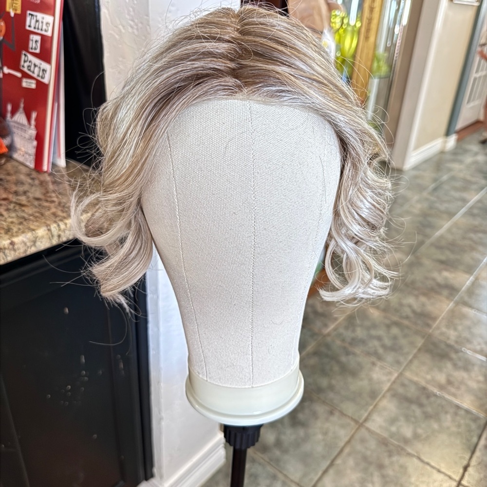 NWT Jasmine Jazz wig by Belletress Roca Margarita Blonde